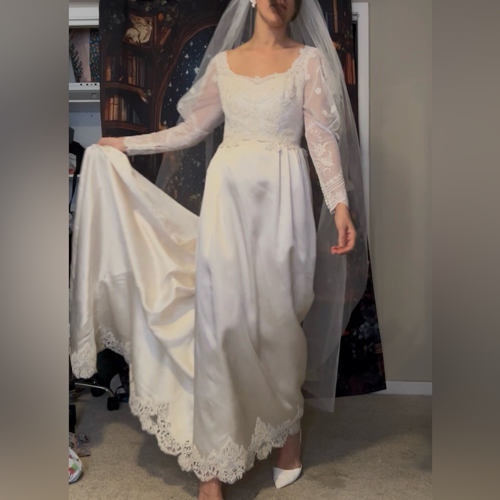 House of Bianchi Vintage Ivory Lace Bridal Gown, Rare - Picture 15 of 15